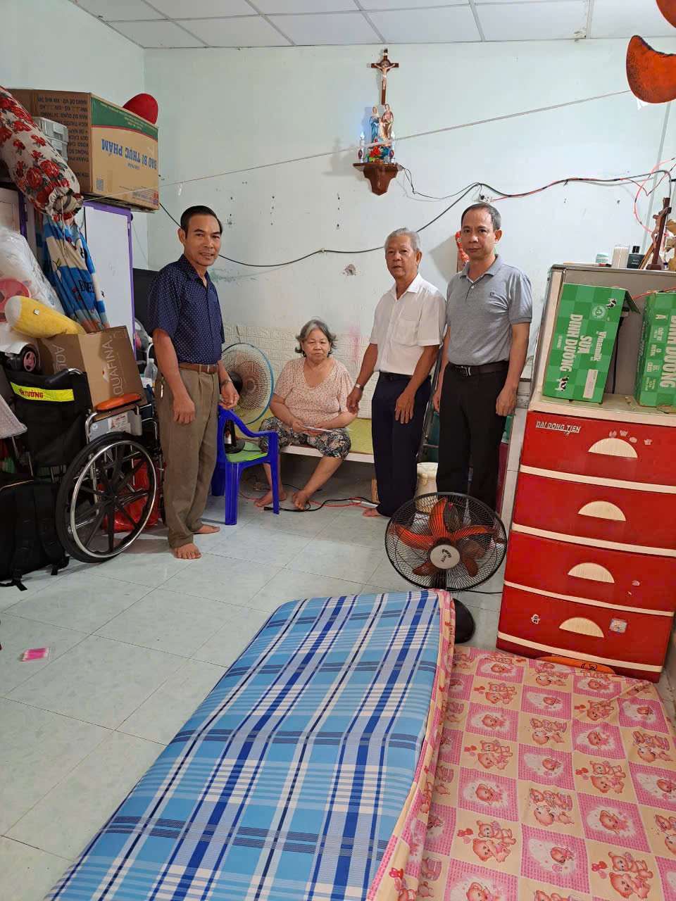 di tham va tang qua cho nhung gia dinh khan nhat trong giao khu 4 nhan bon mang 2