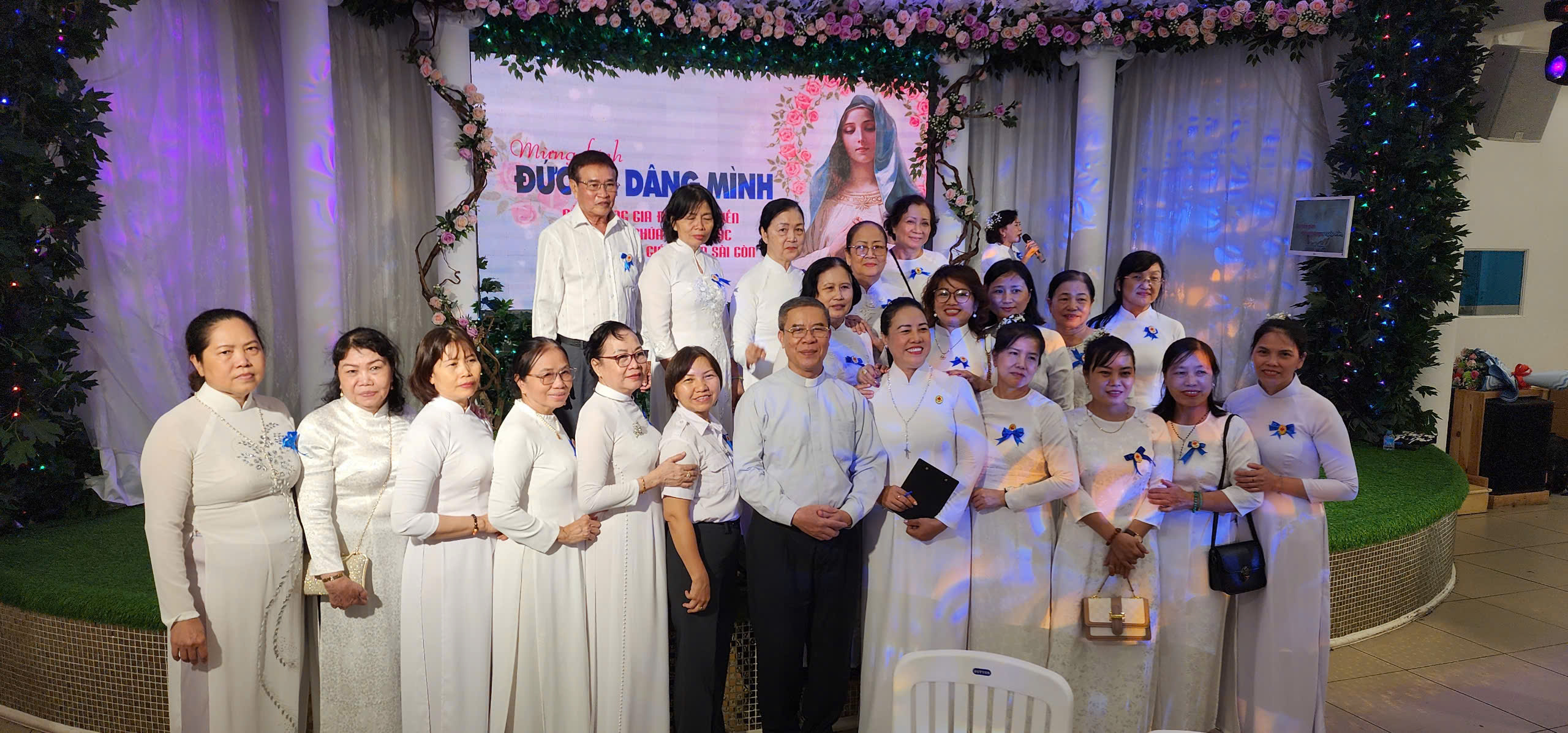 gia dinh tan hien dong me chua cuu chuoc 02