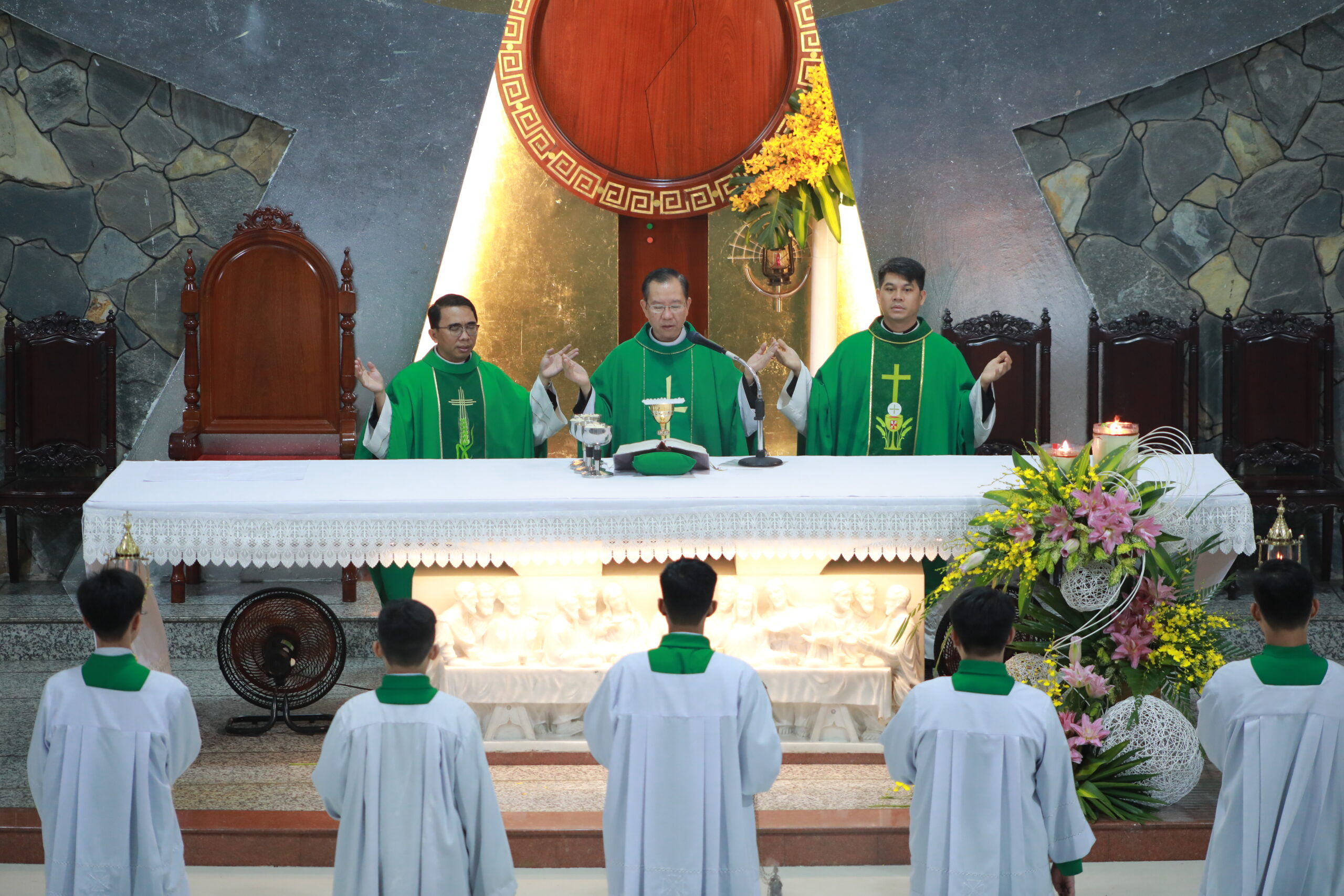 giao xu tan thai son dang thanh le ta on va tien hai cha pho len duong nhan su vu moi 5 scaled