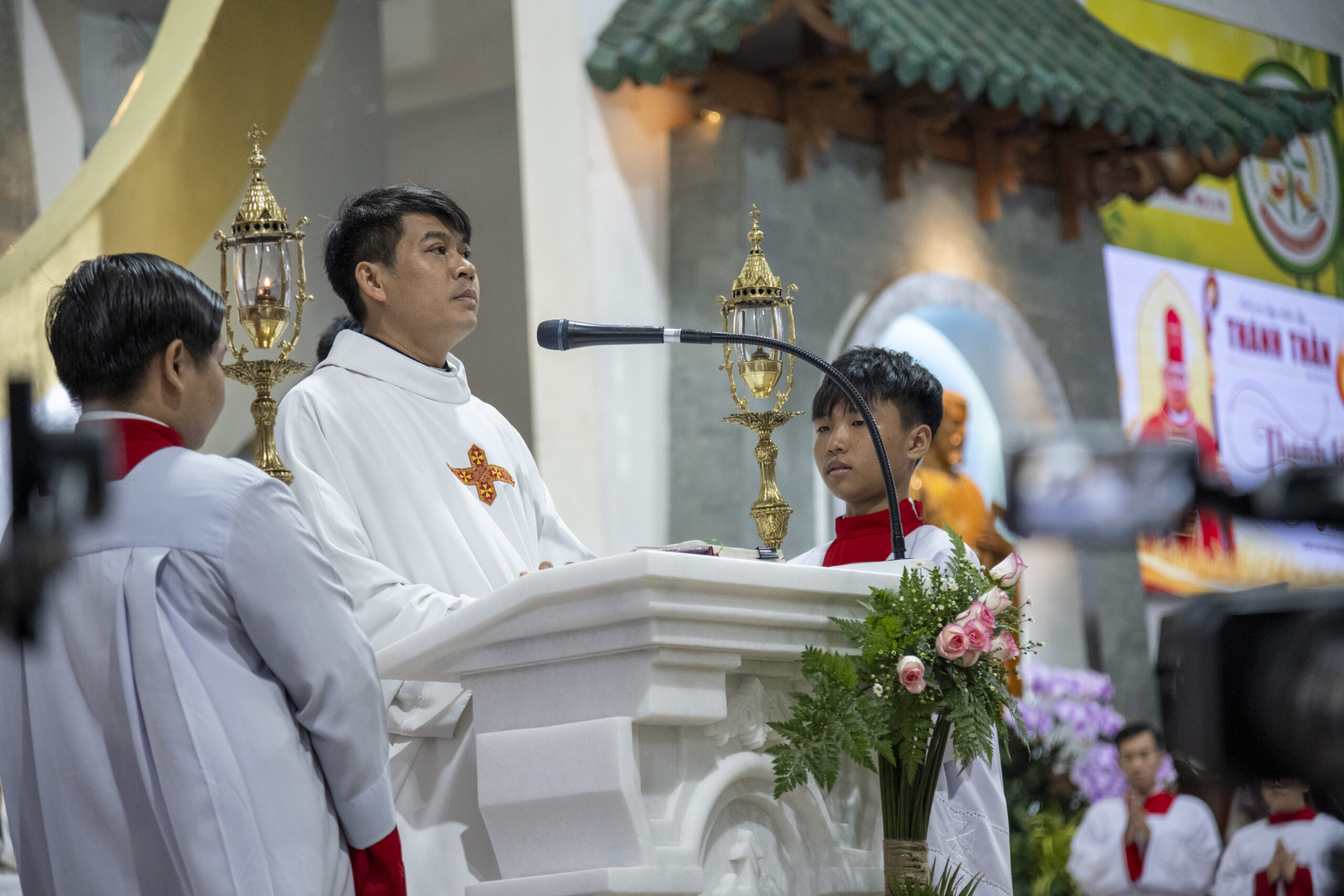 giao xu tan thai son mung le duc maria hon xac len troi va ban bi tich them suc cho 91 em thieu nhi a12 0427 scaled