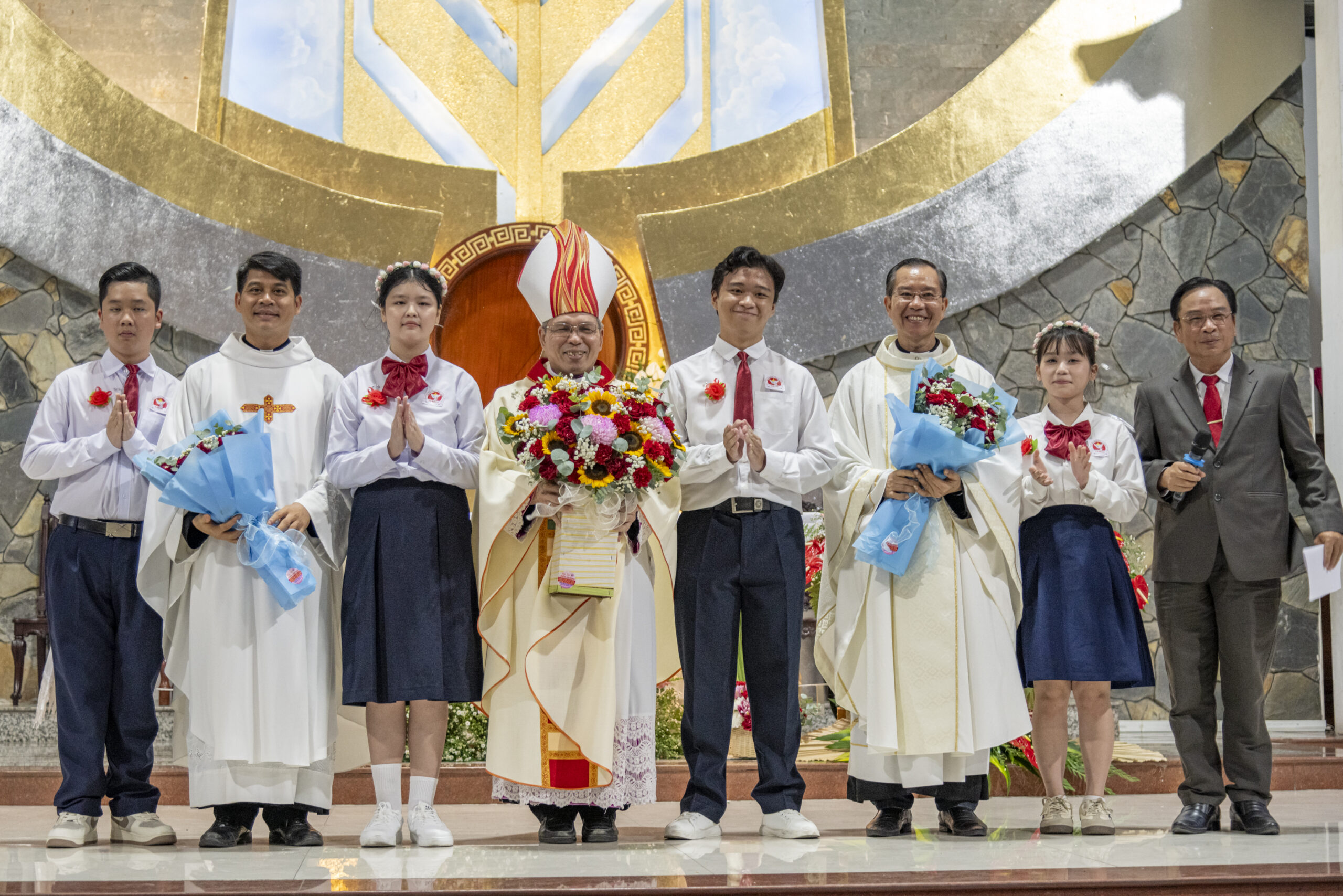 giao xu tan thai son mung le duc maria hon xac len troi va ban bi tich them suc cho 91 em thieu nhi a12 0625 scaled