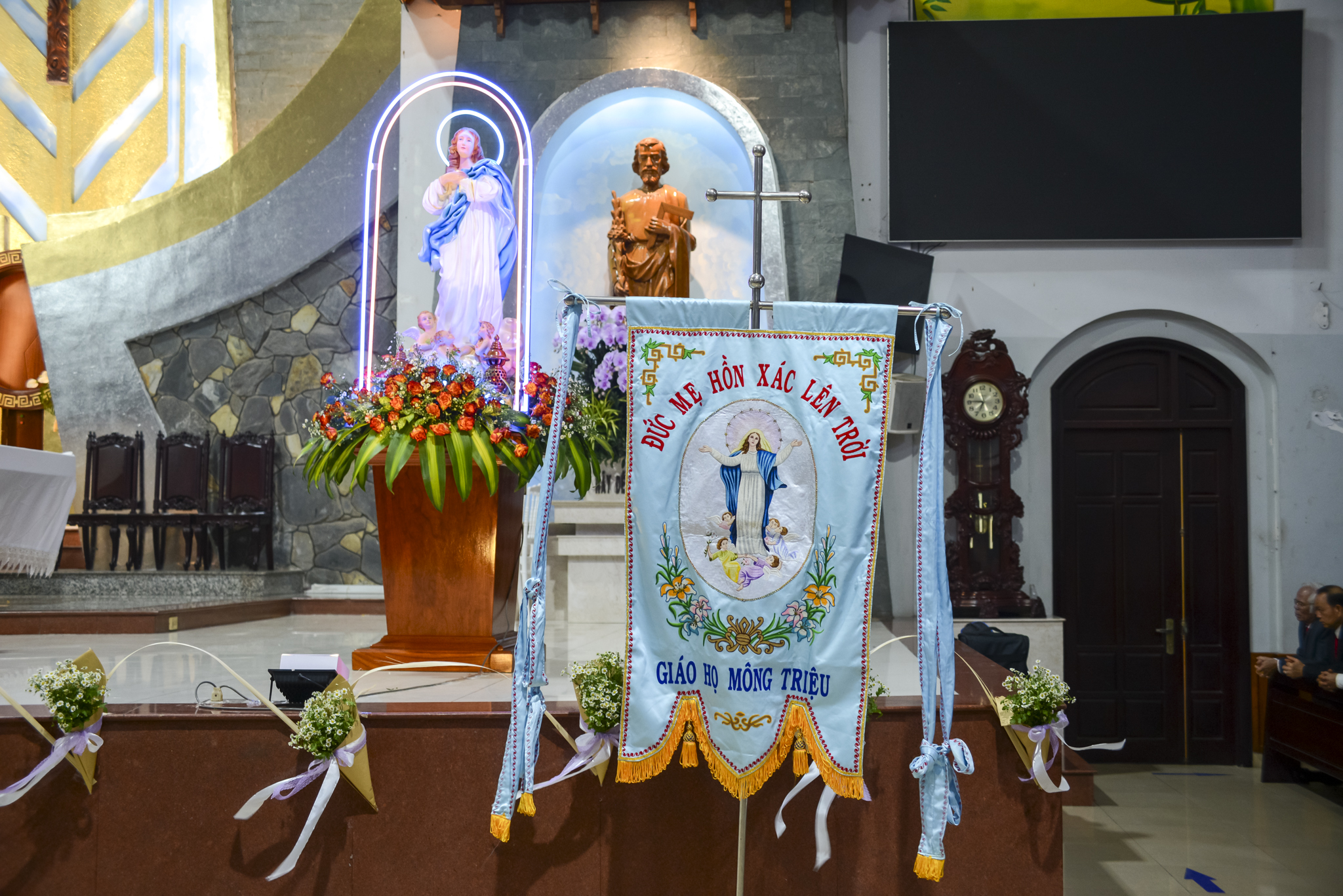 giao xu tan thai son mung le duc maria hon xac len troi va ban bi tich them suc cho 91 em thieu nhi mnhthc 303