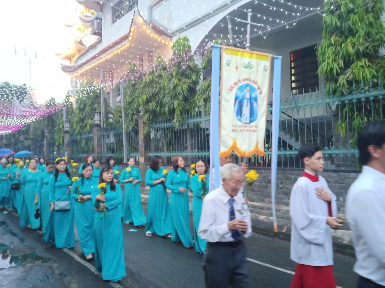 gioi thieu gia dinh tan hien giao xu tan thai son 5c8bad089b05215b7814