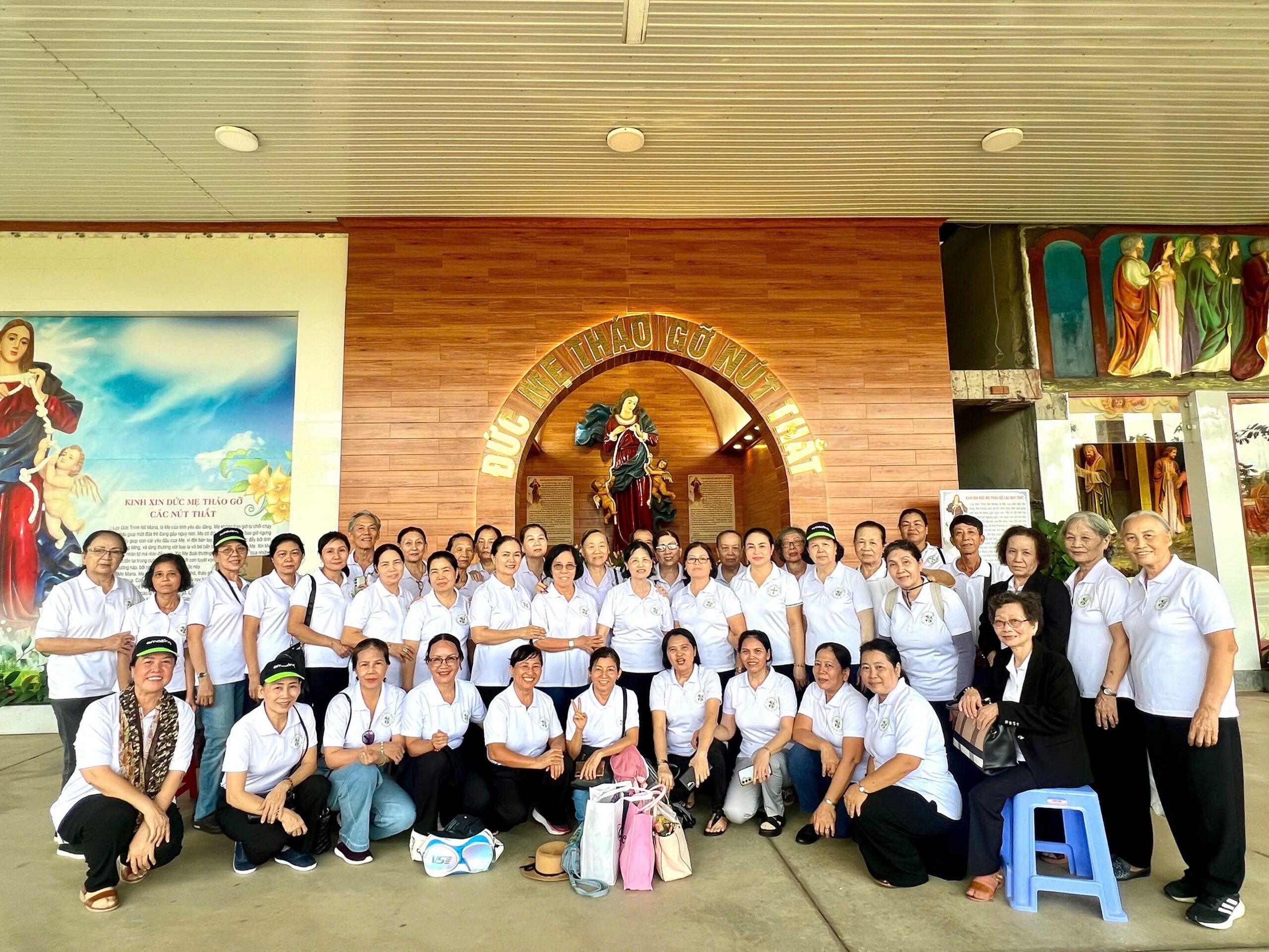 huynh doan daminh hanh huong kinh duc me thao go cac nut that z8089969949988 dbc1f39cb503aebaf965756aa241b282 scaled