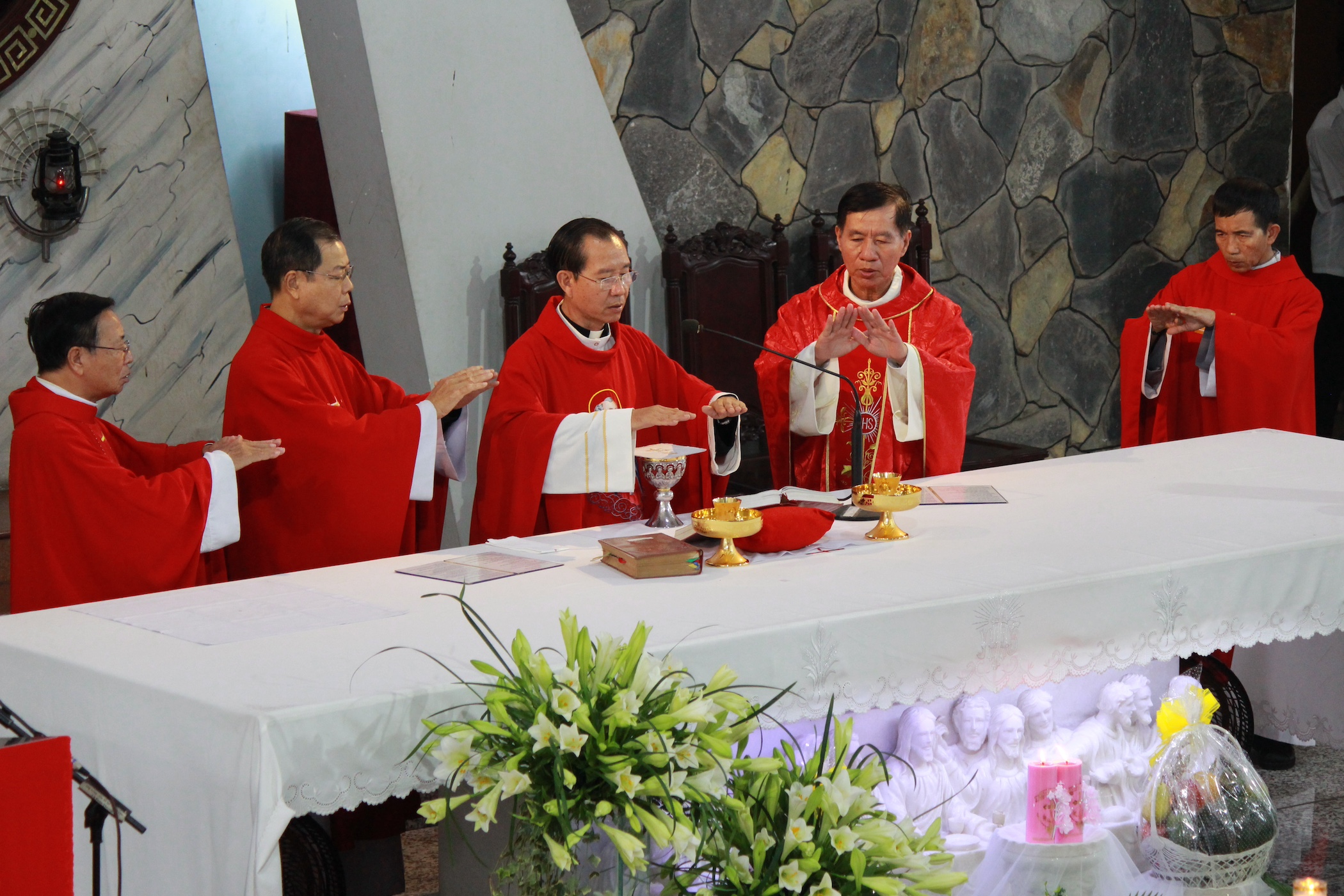 kinh trong the hai thanh tong do phero va phaolo va le ta on mung ngan khanh linh muc cha phero le hoang chuong luc 9g30 ngay 29 6 2024 5
